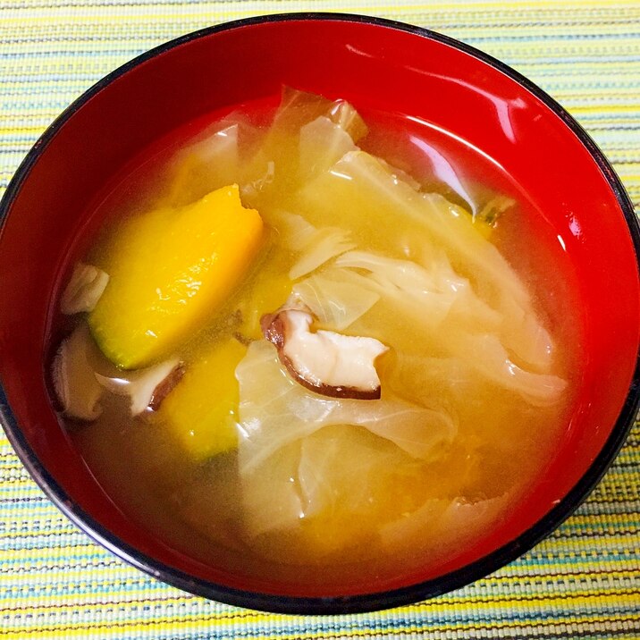 かぼちゃと椎茸とキャベツの味噌汁